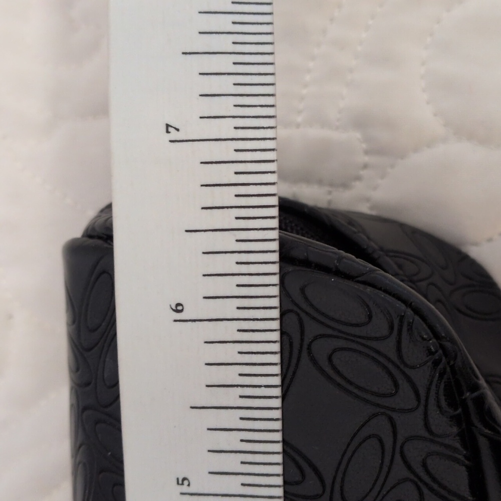 Oakley Soft Wristlet Glasses Case - Picture 6 of 8